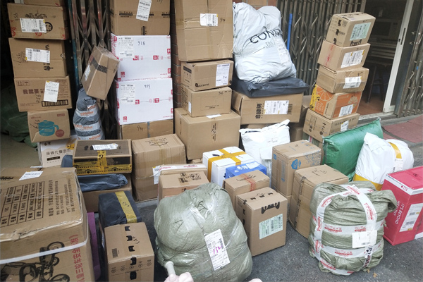 京東發(fā)布“異狼”升級(jí)版：?jiǎn)伪圻M(jìn)化到雙臂 快遞撿到起飛