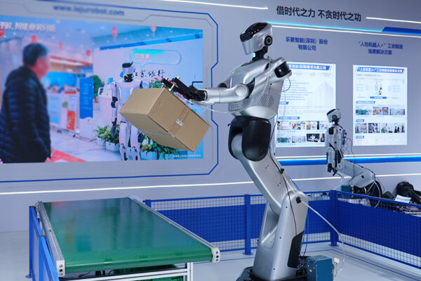 半年新增11.6万户企业�Q��h形机器�h�q�向十万台量�?/></a>
            <p>国家市场监督���理��d��8�?日发布数据显�C�，2026�q�上半年人�Ş机器人领域新设企业达11.6万户�Q?a href=
