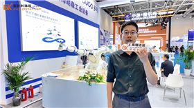 中科新松有限公司華東區(qū)銷售經理陳宇驊接受智能制造網(wǎng)采訪