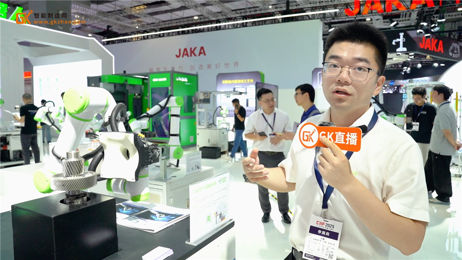 长广溪智造以 “汽车智能部件+协作机器人” 双轮驱动战略惊艳亮相中国工博会