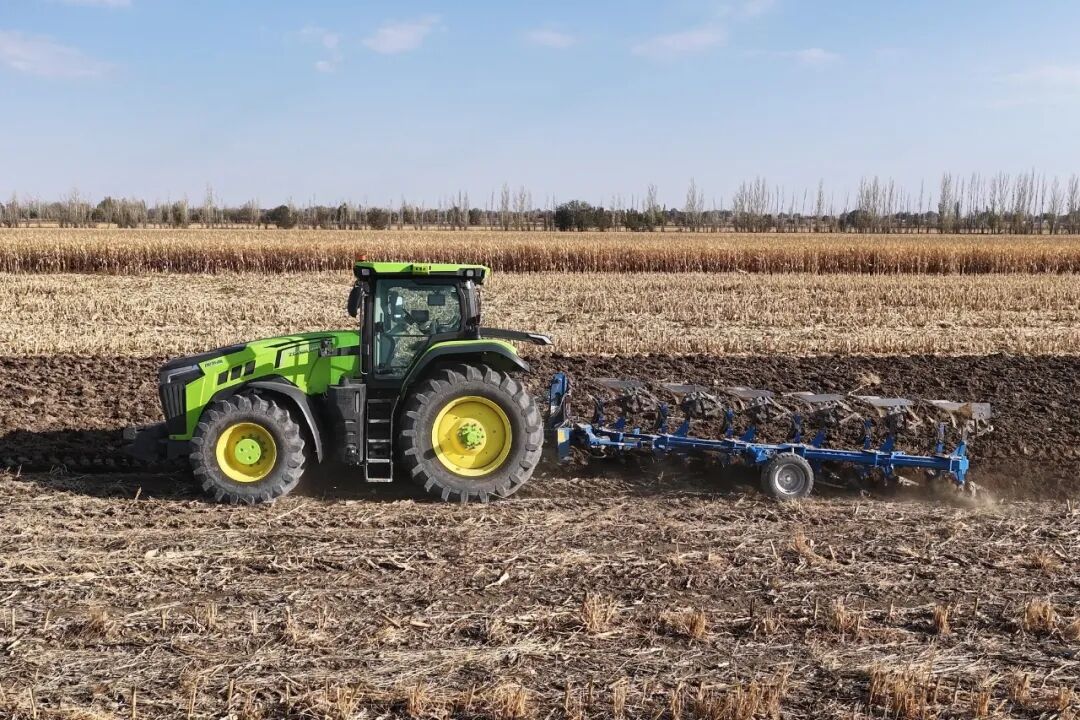 天山涌 “绿潮”!中联重科 DV3504 混合动力拖拉机在新疆实现批量应用